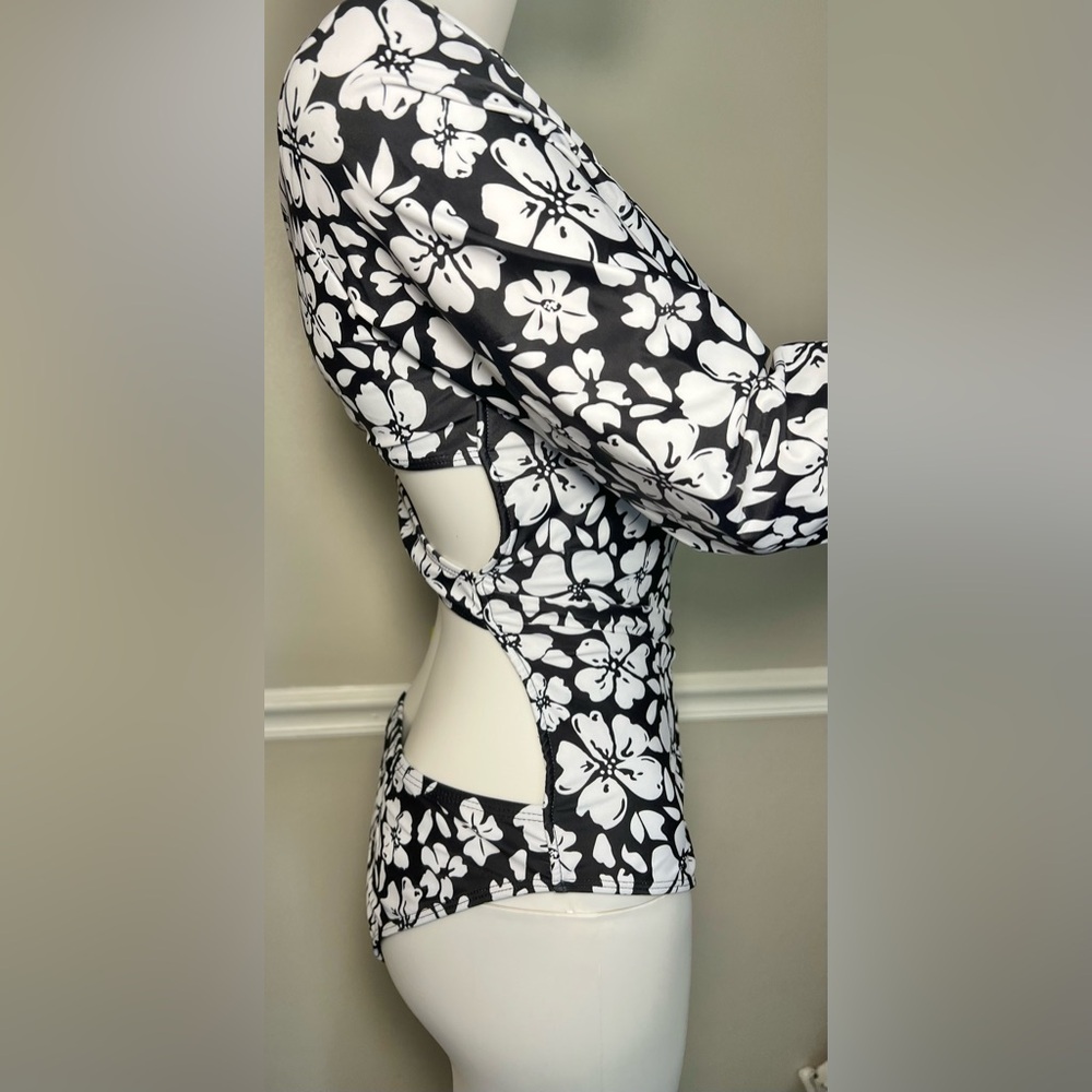 NWOT Women's Open Back Swimsuit Size XL
